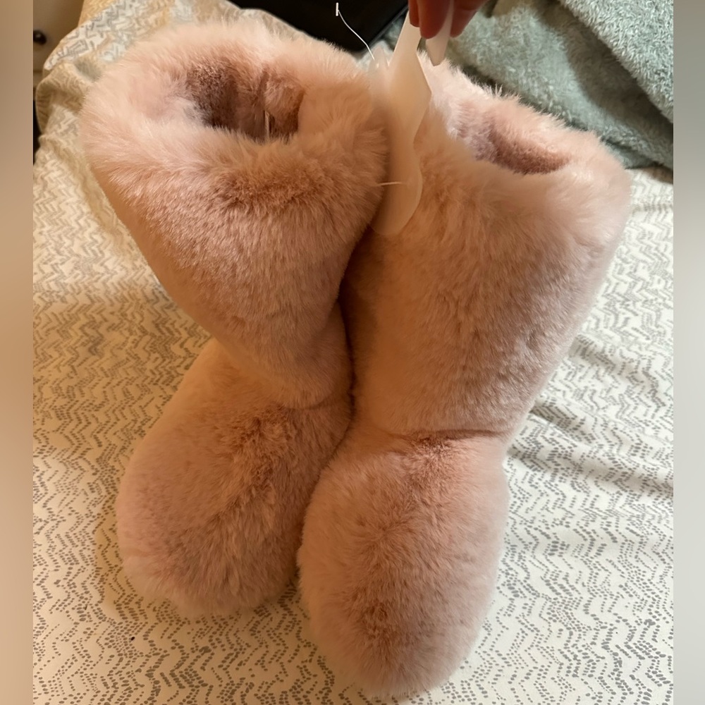 Fuzzy booties- light pink size 9-10 NWT